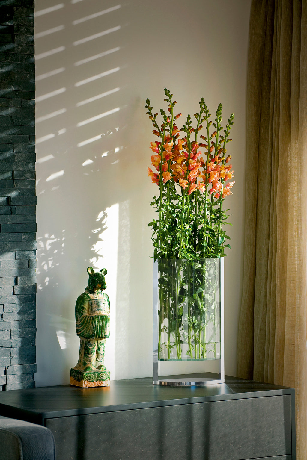 VI 123053_123054_DECADE_Vase_mood_RGB.jpg